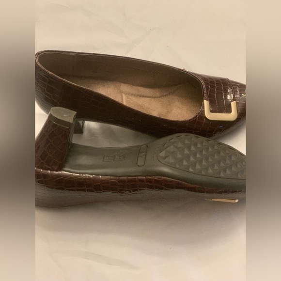 AEROSOLES Brown Crocodile Flats with Gold Buckle - Picture 5 of 6